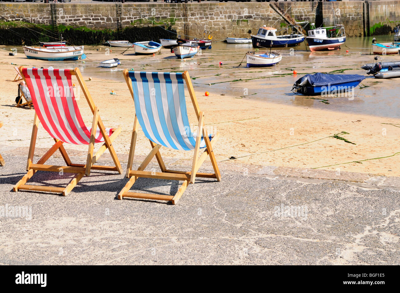 Sedie a sdraio in spiaggia, St Ives, Cornwall, Regno Unito Foto Stock