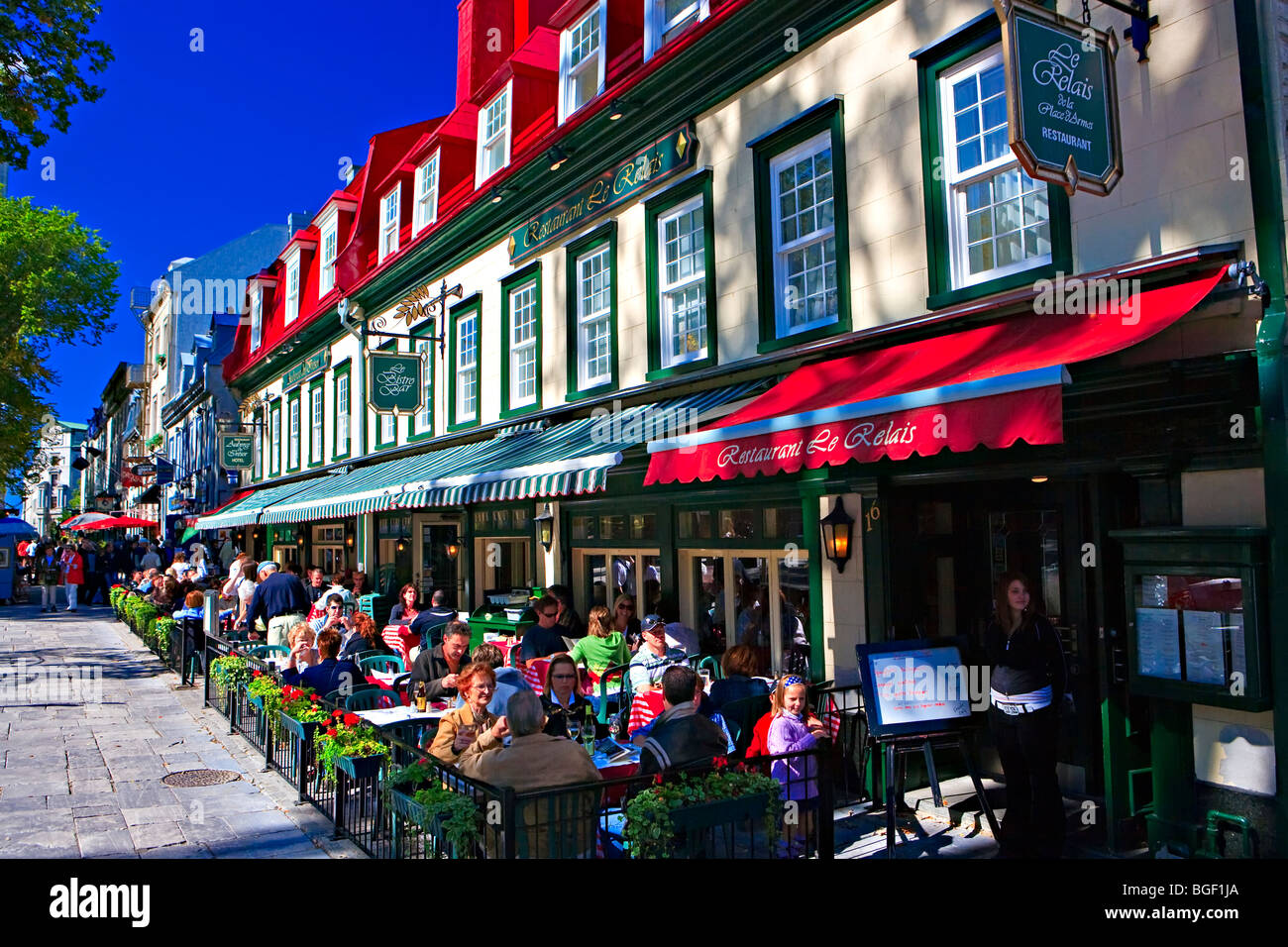 Street Cafe in Place d'Armes in Old Quebec Quebec City, Quebec, Canada. UNESCO - Sito Patrimonio dell'umanità. Foto Stock