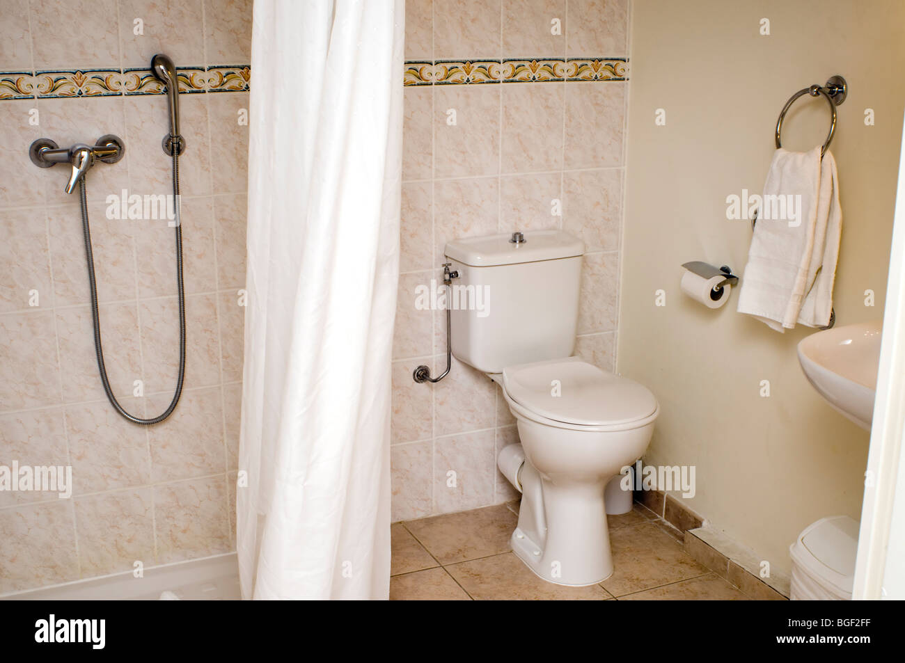 Nizza, Francia - Vista interna dell'hotel 'Low Cost', bagno, 'Citea Nice Acropolis', servizi igienici interni contemporanei Foto Stock