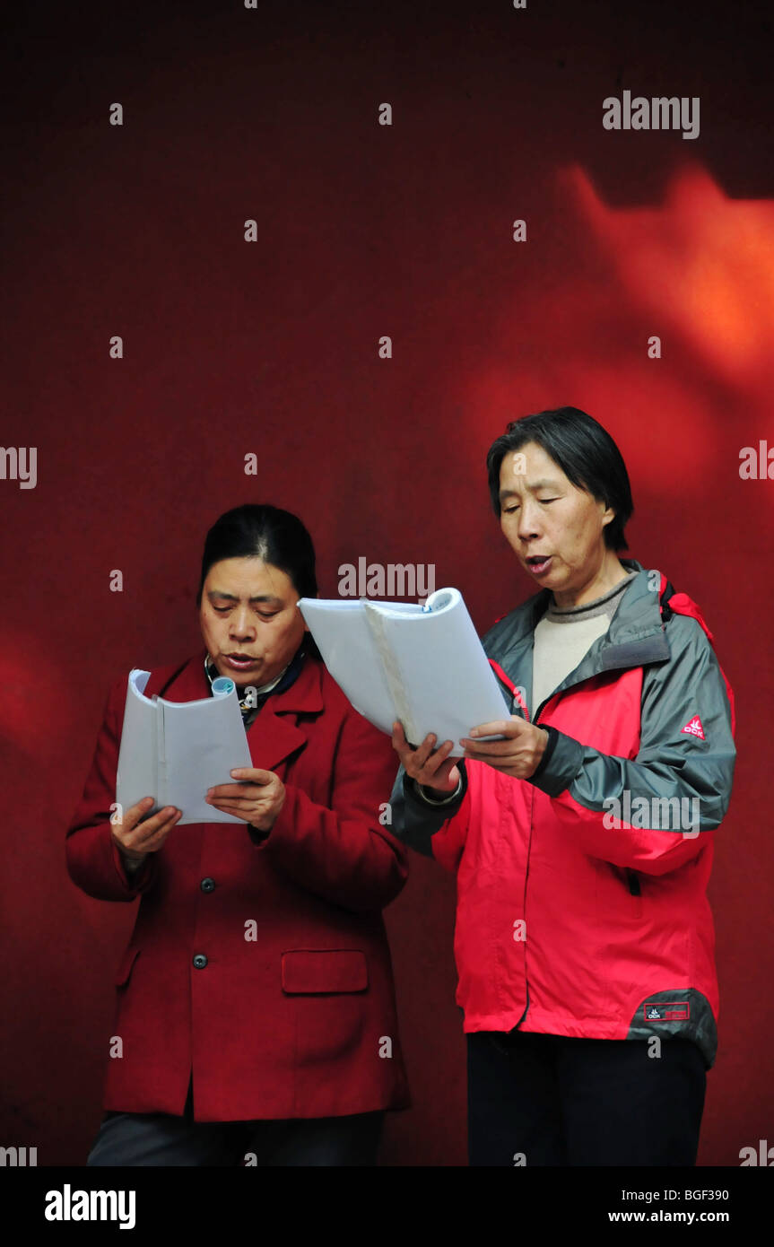 Le donne cinesi a cantare nel parco Beihai Pechino Foto Stock