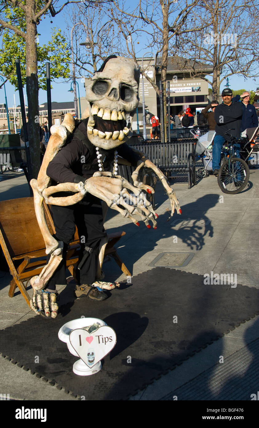 Street performer (pone per immagini) su Fisherman's Wharf di San Francisco, California Foto Stock