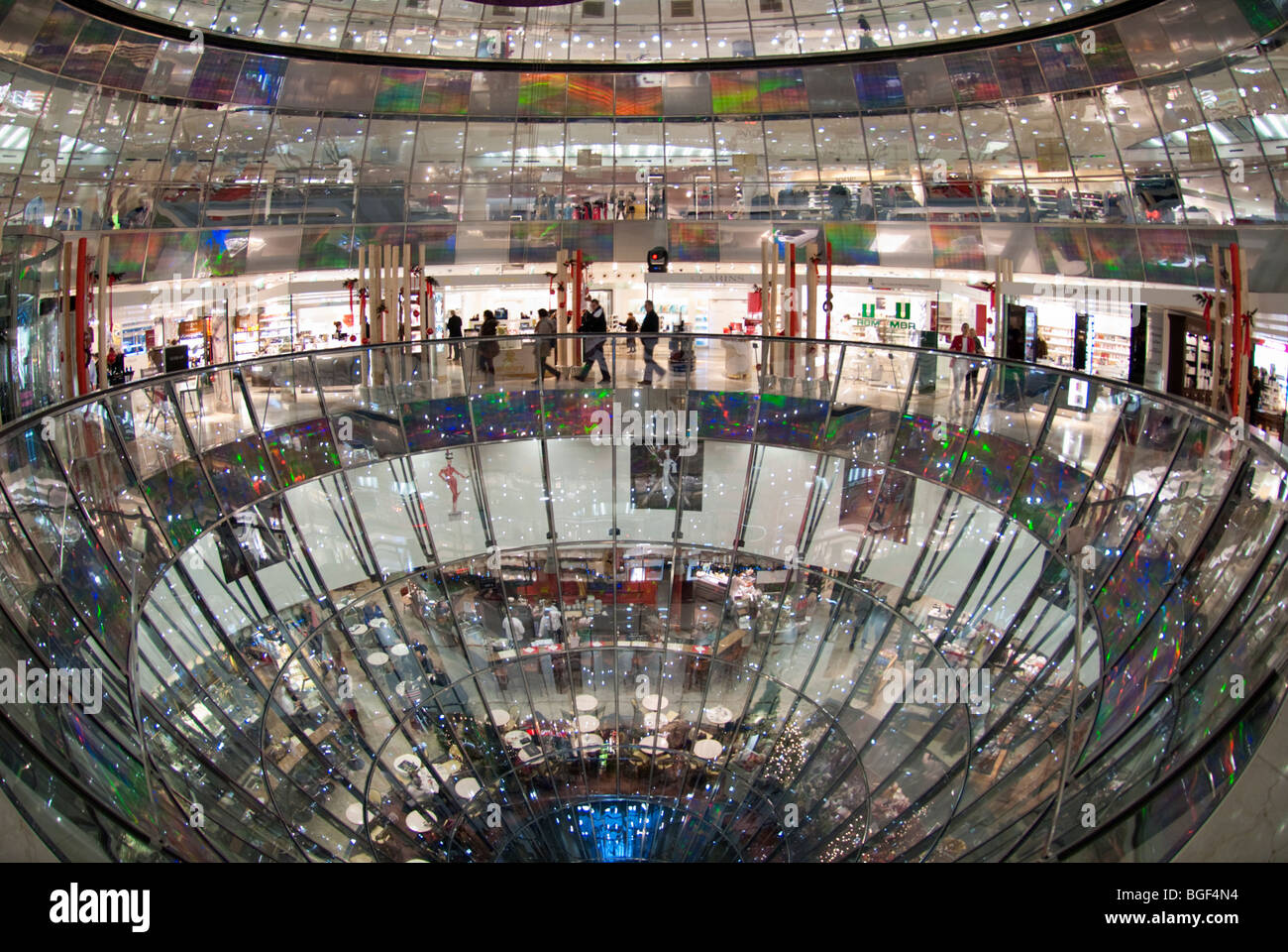 Vista interna del vetro spettacolare atrio murato di Gallerie Lafayette sulla Friedrichstrasse in Mitte Berlino Germania Foto Stock