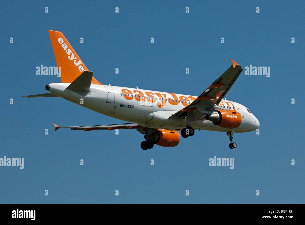 EasyJet Airbus A319 aerei di atterraggio all'Aeroporto di Gatwick, Inghilterra Foto Stock