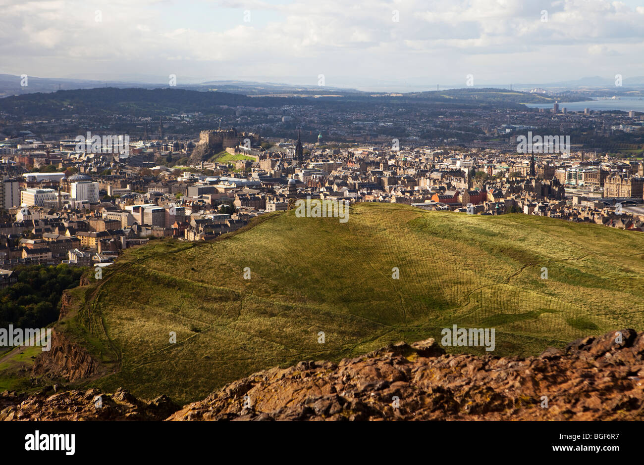 Città di Edimburgo e Holyrood Park da Arthur del posto di guida Foto Stock