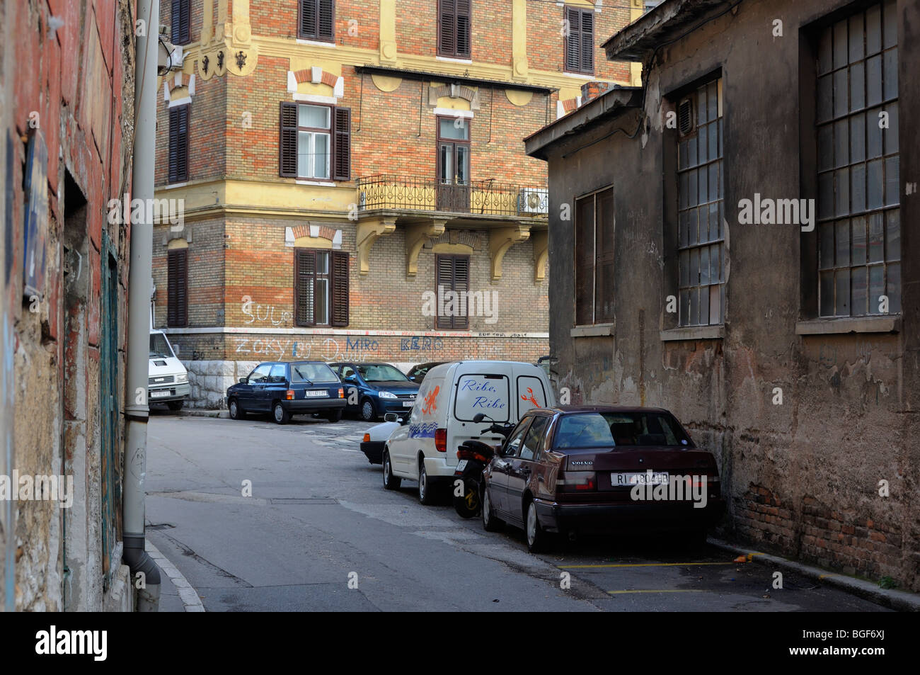 Rijeka, Croazia, vuota scena di strada nella vecchia parte industriale della città Foto Stock