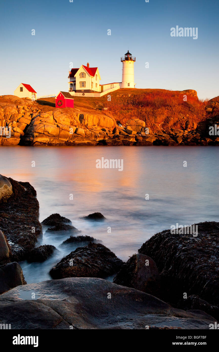 Luce solare serale sul faro Nubble a Cape Neddick, Maine, USA Foto Stock
