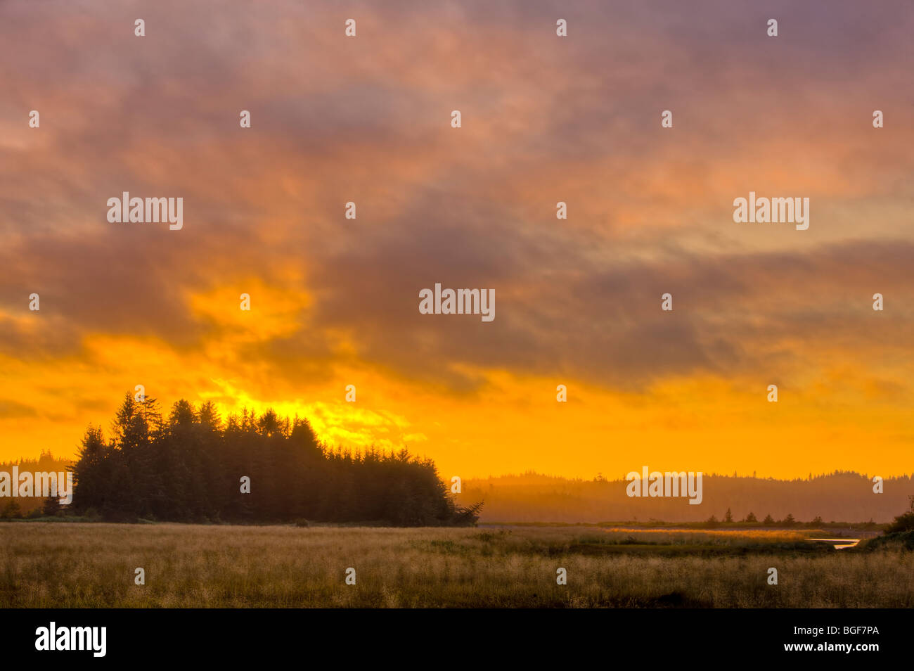 Tramonto e formazioni di nubi sopra il fiume Cluxewe estuario, Cluxewe (Provinciale) Wildlife Management Area, Nord Vancouver è Foto Stock