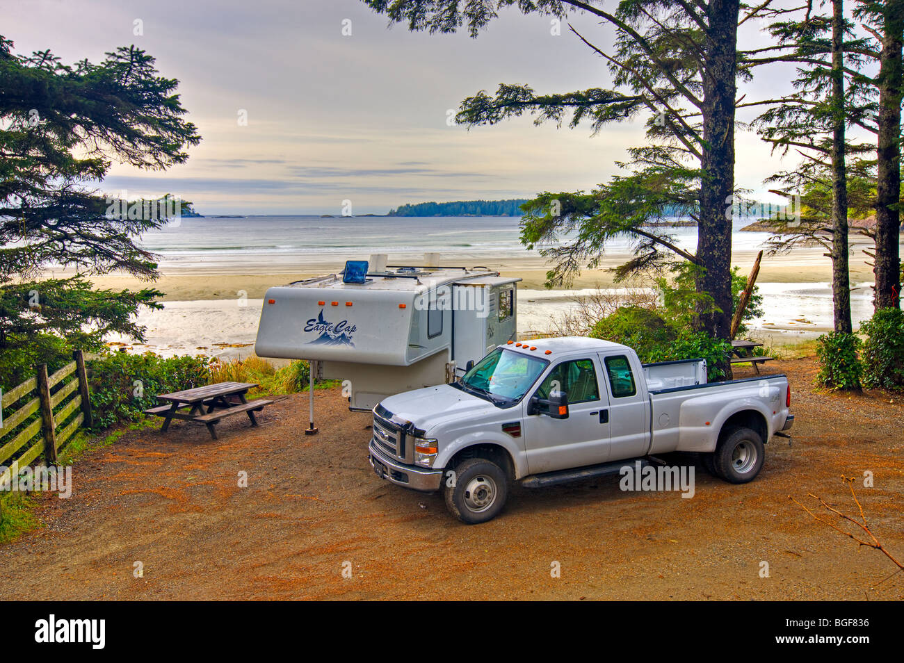 Camper e pick up truck al Bella Pacifica Resort e il campeggio, la spiaggia di Mackenzie, vicino a Tofino, una zona di transizione del CLA Foto Stock