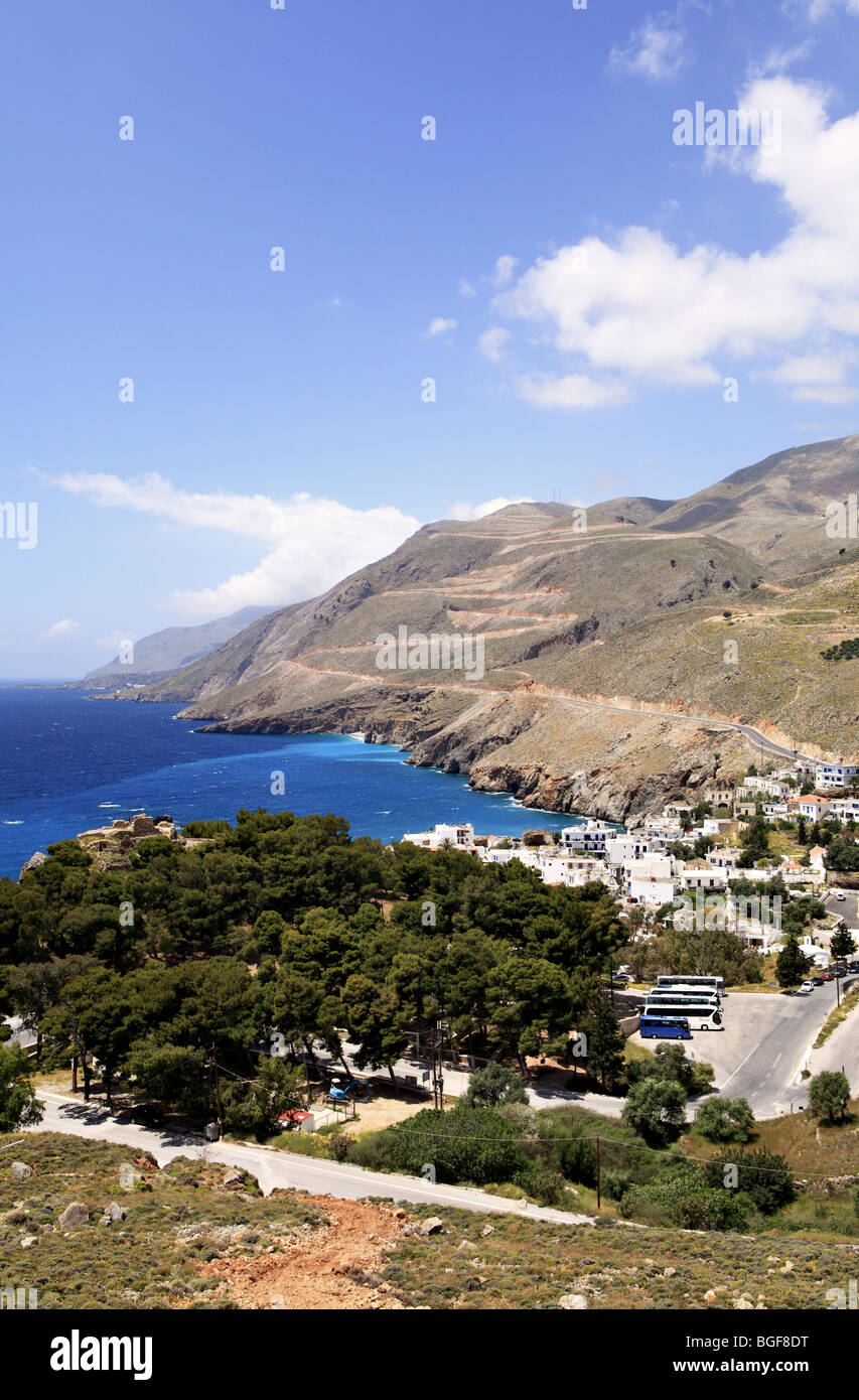 Una vista di Chora Sfakion, a sud di Creta, verso Sweetwater bay (Glyko Nera) dove il blu pallido acqua può essere visto entrare in mare. Foto Stock