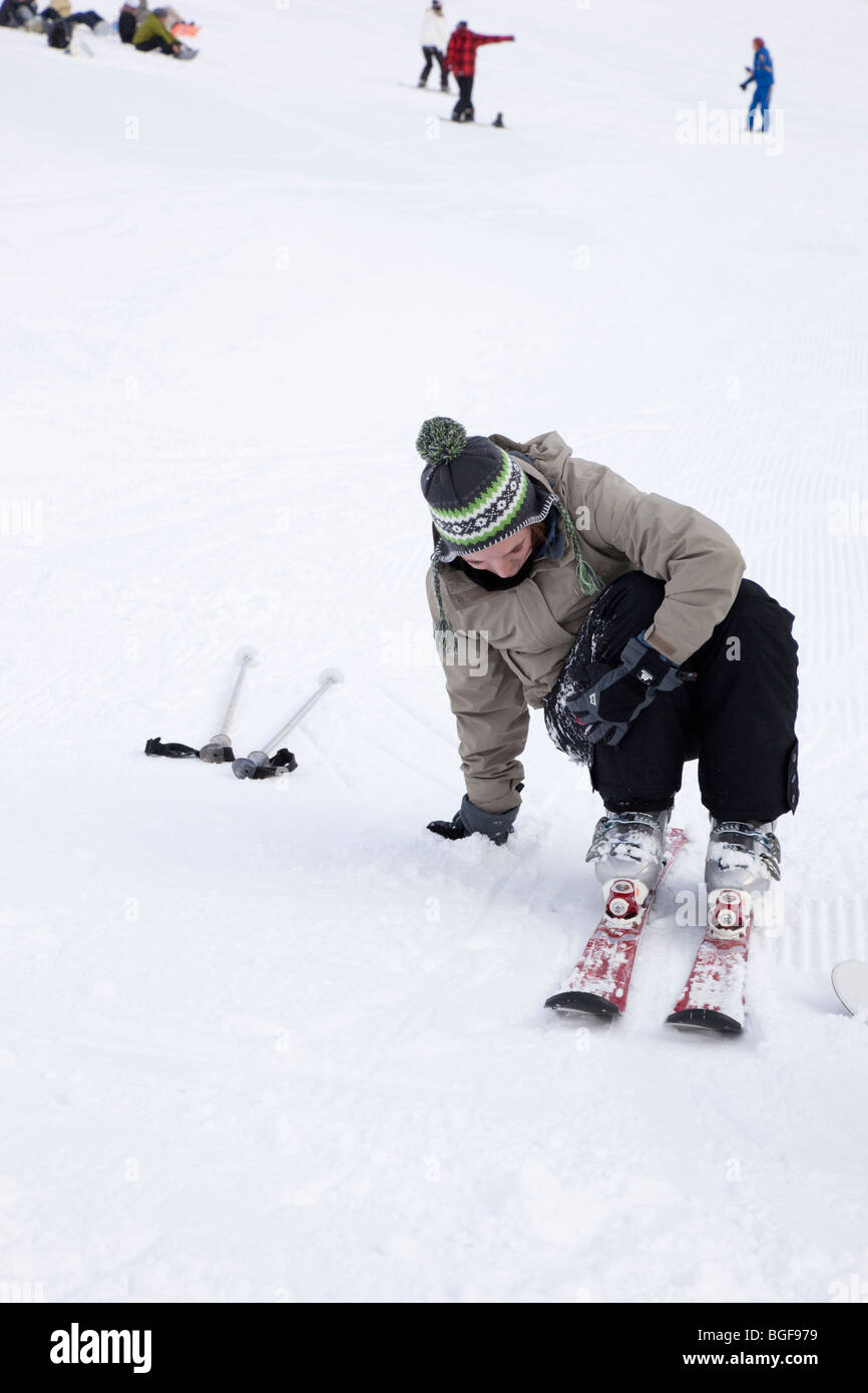 Il debuttante sciatore imparare ad alzarsi da una caduta sulla coperta di neve piste baby nelle Alpi austriache. Foto Stock