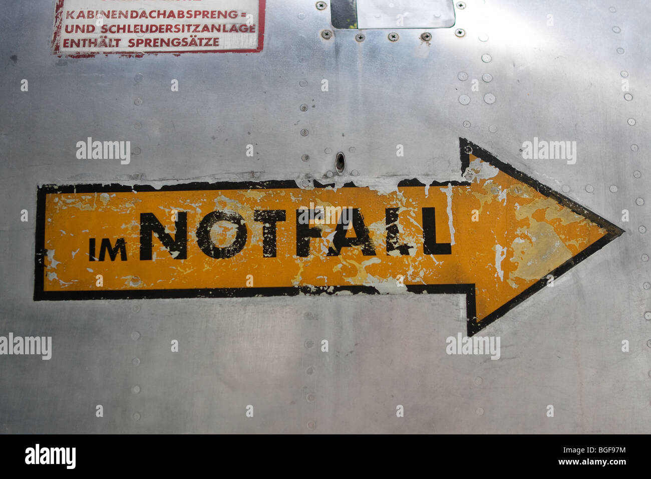 Il simbolo della freccia indicante messaggio sul velivolo in Aviation Museum in Deutsches Museum: Oberschleissheim Airfield - Baviera, Germania Foto Stock