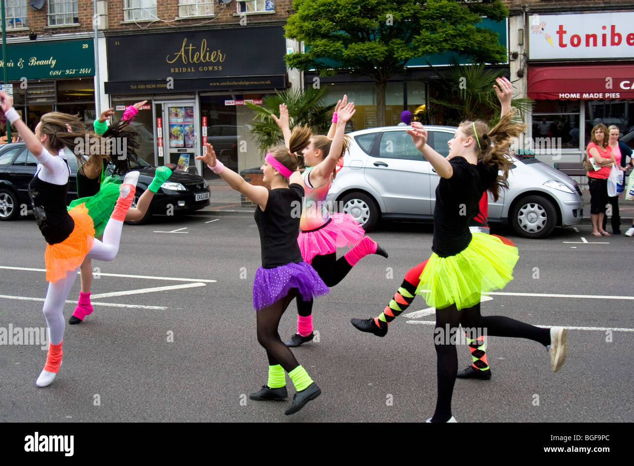 Danzatori provenienti da accademia di danza e arti dello spettacolo a Borehamwood sfilata di carnevale, Borehamwood Hertfordshire, Regno Unito Foto Stock