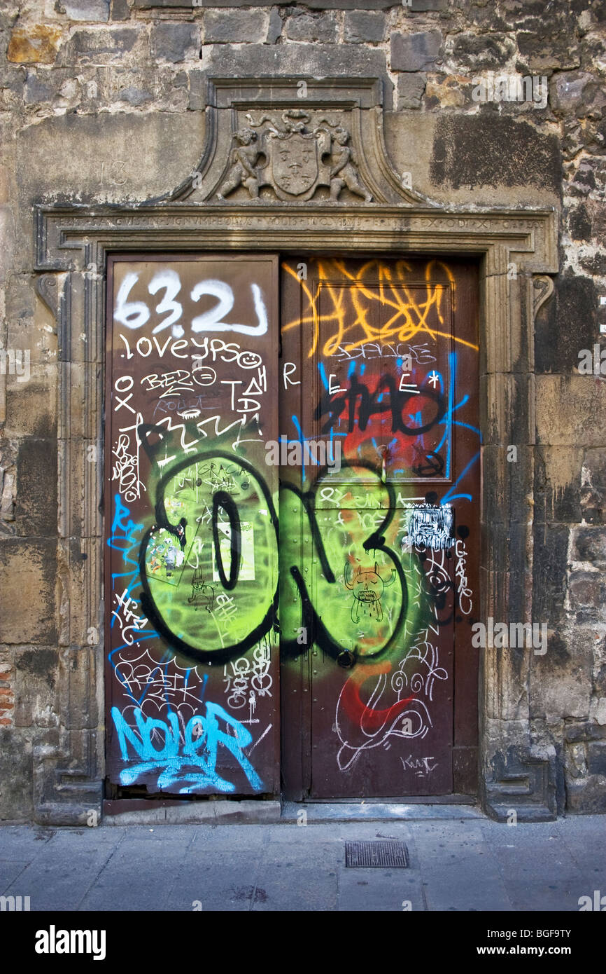 Graffiti sulla storica porta, Casa de la Congregació de la Puríssima cantato, Plaza del Pi, il quartiere Gotico di Barcellona, Spagna Foto Stock