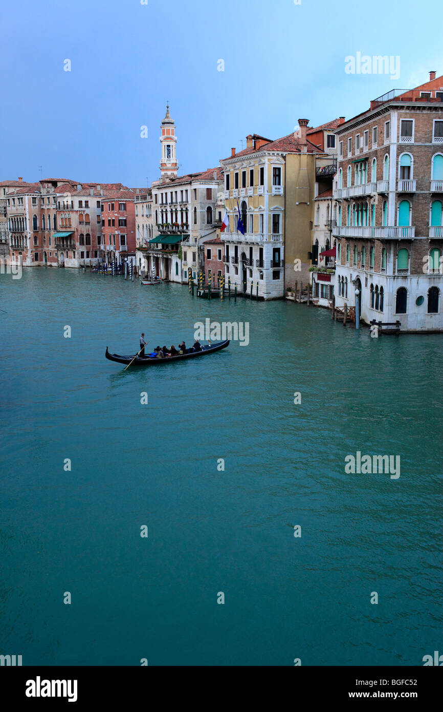 Vista del Canal Grande dal Ponte di Rialto (Ponte di Rialto), Venezia, Veneto, Italia Foto Stock