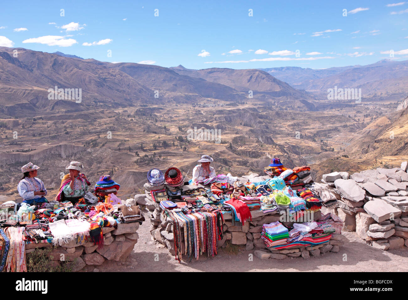 Vendita di souvenir al Canyon del Colca, Perù, Sud America Foto Stock