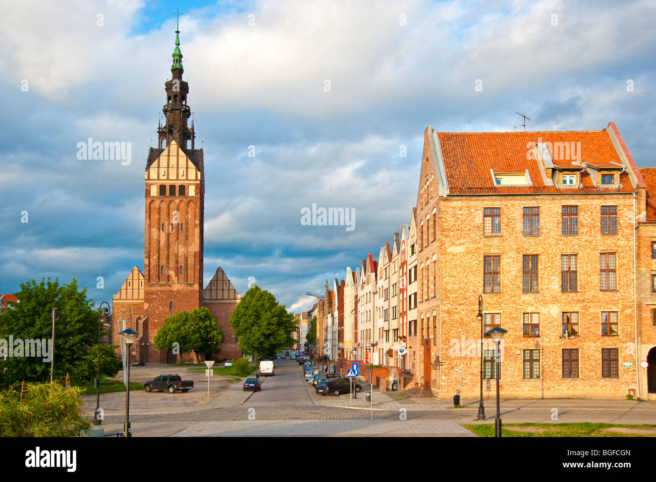 Fasades di case e la Cattedrale di San Nicola a restaurato old town Elblag, Polonia | Fassaden, Häuser, Nikolai Kirche di Elbing Foto Stock