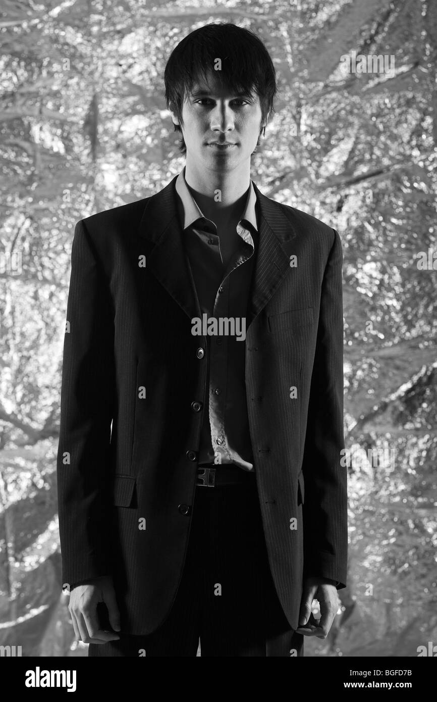 Studio shot di una razza ed espressivo uomo isolato su sfondo argento Foto Stock