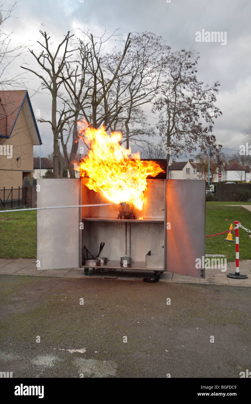 Quarto di sette immagini in sequenza che mostra a Londra Vigili del Fuoco coppa chip fire di dimostrazione nel dicembre 2009. (Vedi descrizione) Foto Stock