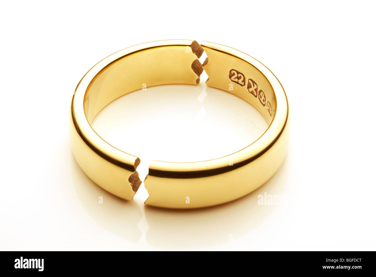 Oro rotto l anello nuziale che simboleggiano il matrimonio si rompono Foto stock Alamy