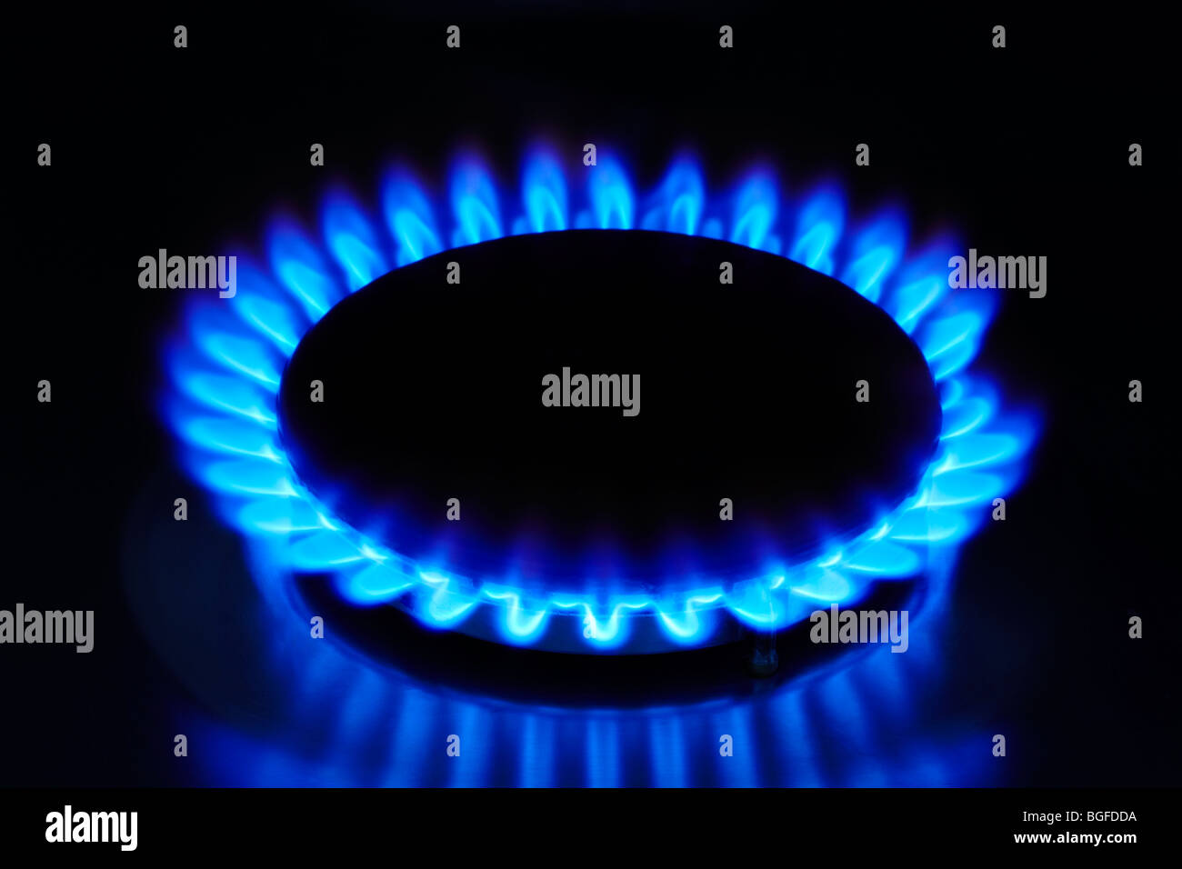 Fornello a gas con fiamma blu Foto Stock