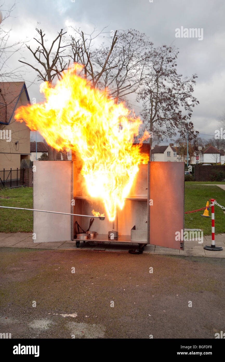 Sesto di sette immagini in sequenza che mostra a Londra Vigili del Fuoco coppa chip fire di dimostrazione nel dicembre 2009. (Vedi descrizione) Foto Stock