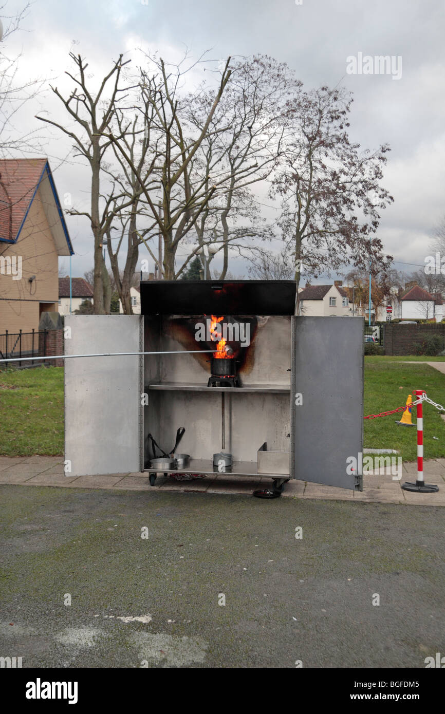 Primo di sette immagini in sequenza che mostra a Londra Vigili del Fuoco coppa chip fire di dimostrazione nel dicembre 2009. (Vedi descrizione) Foto Stock