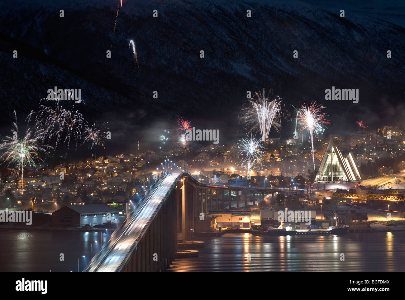 Fuochi d'artificio per la vigilia di capodanno in Tromso, Norvegia settentrionale Foto Stock