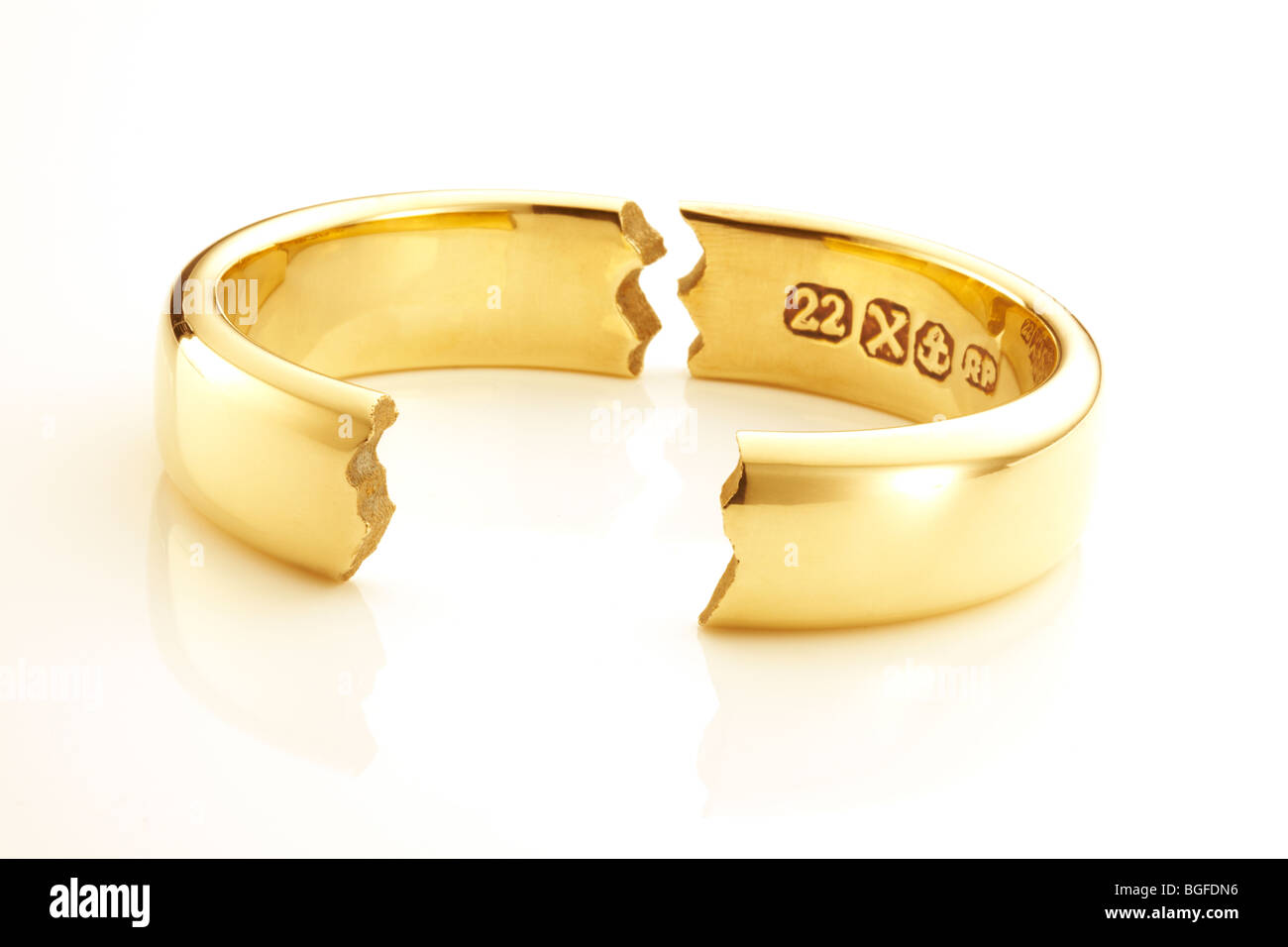 Oro rotto l'anello nuziale che simboleggiano il matrimonio si rompono Foto Stock