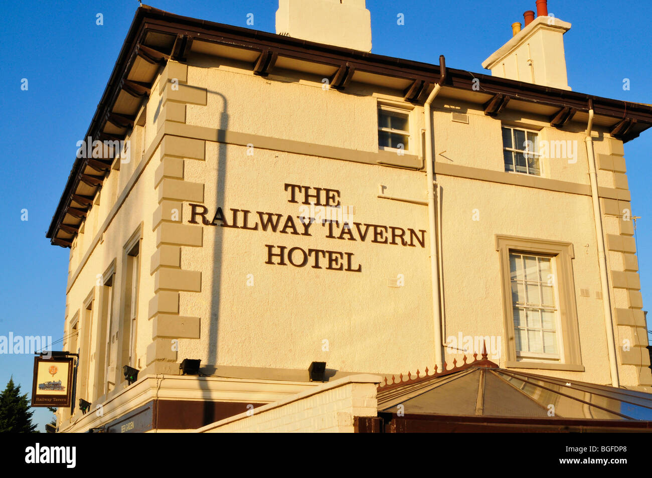 La Taverna ferroviaria pub e hotel di Stratford, Londra, Inghilterra, Regno Unito Foto Stock