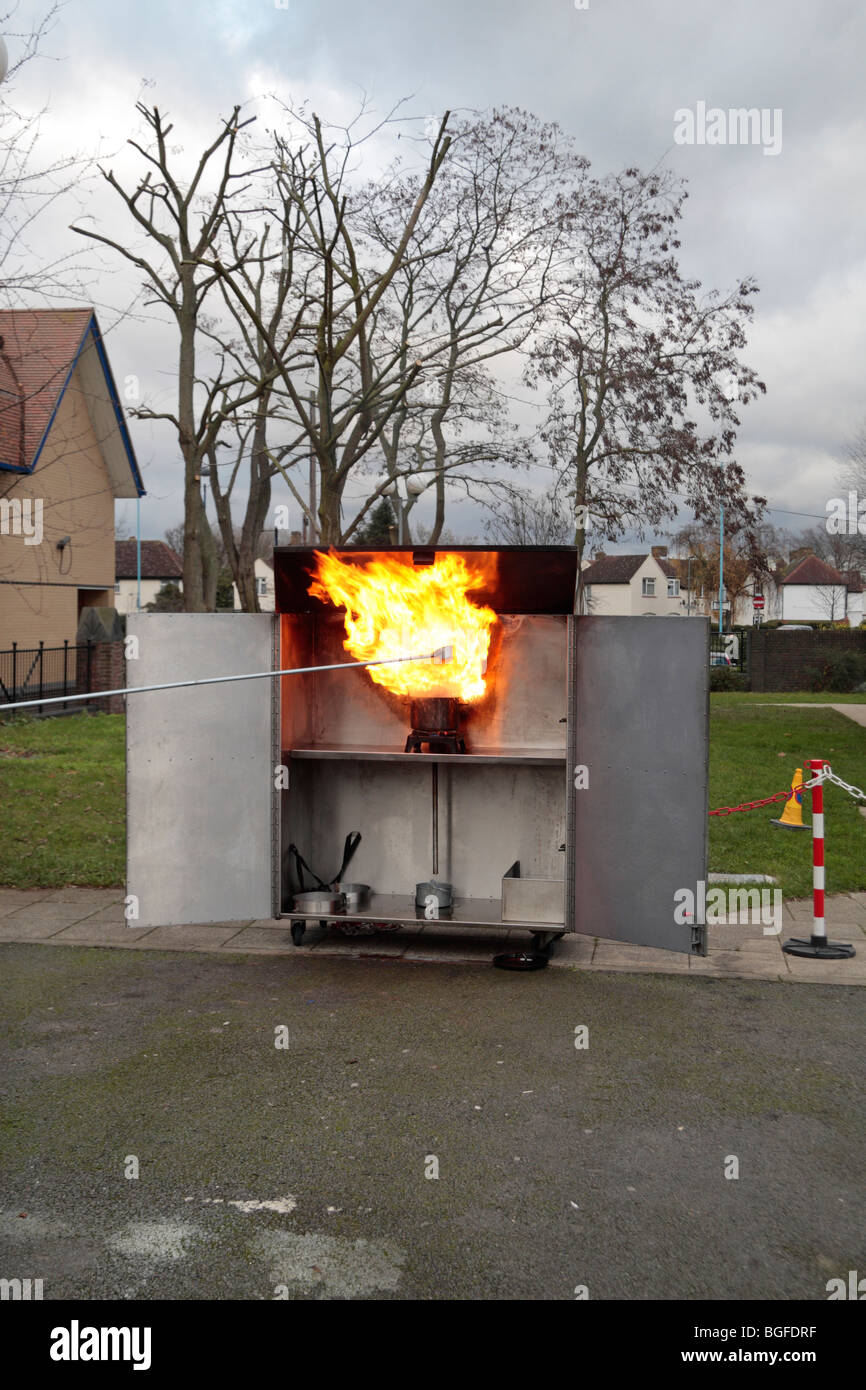 Terzo di sette immagini in sequenza che mostra a Londra Vigili del Fuoco coppa chip fire di dimostrazione nel dicembre 2009. (Vedi descrizione) Foto Stock