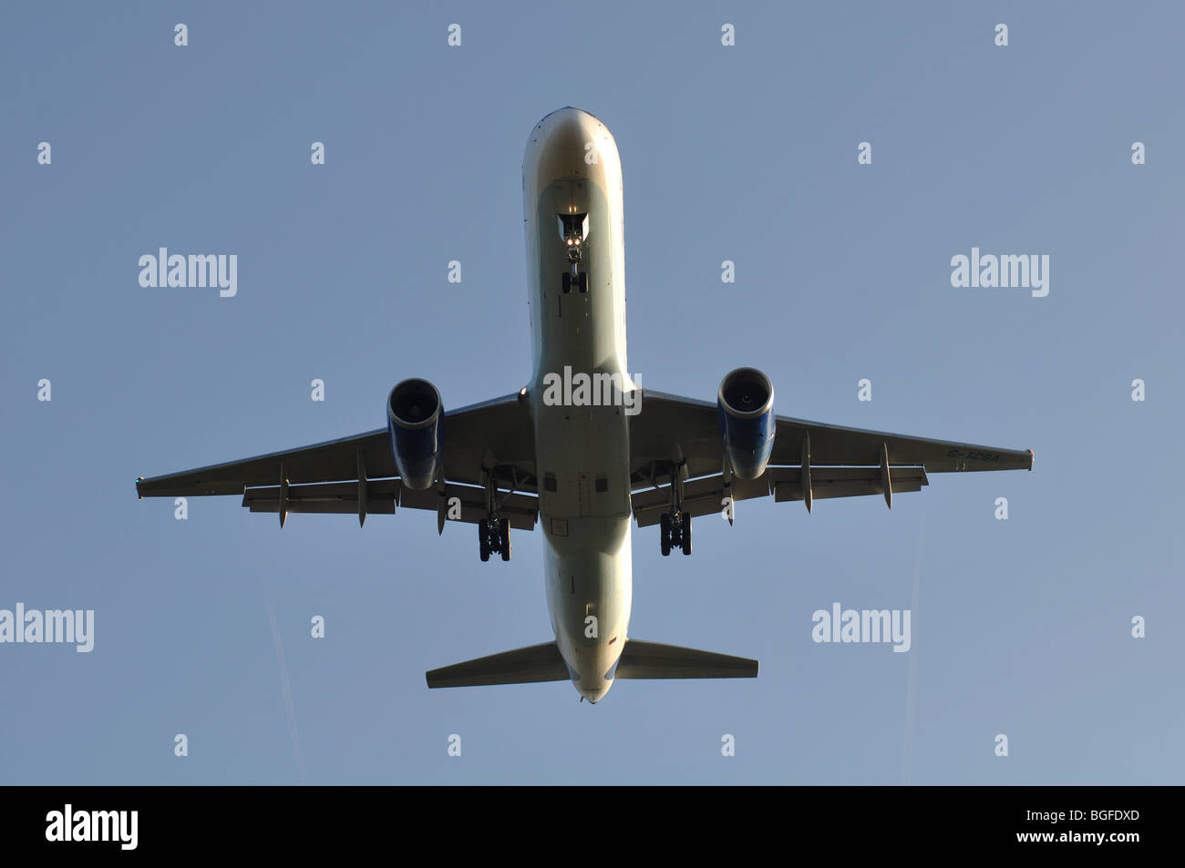 Thomas Cook aeromobile Boeing 757 G-TCBA avvicinando l'Aeroporto Internazionale di Birmingham, Regno Unito Foto Stock