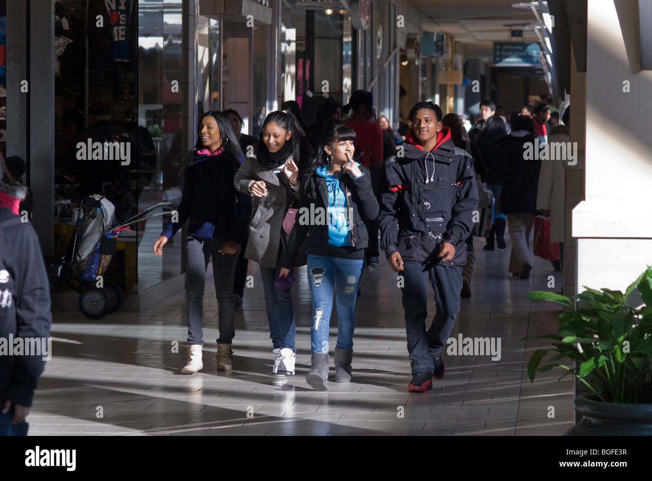 Gli amanti dello shopping ricerca di occasioni al Queens Center nel quartiere di Queens a New York Foto Stock
