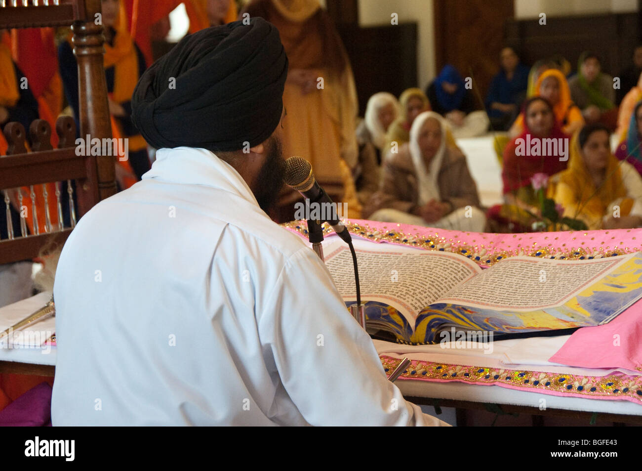 La lettura dal Guru Granth Sahib nel Diwan hall durante le celebrazioni Vaisakhi Foto Stock