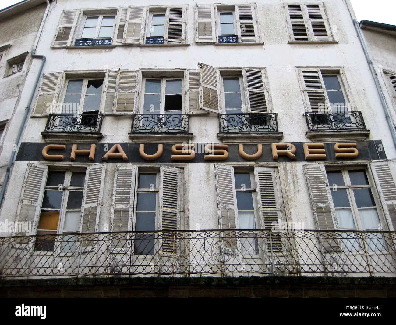 Centro di Limoges città vecchia negozio di scarpe edificio fatiscente Foto Stock