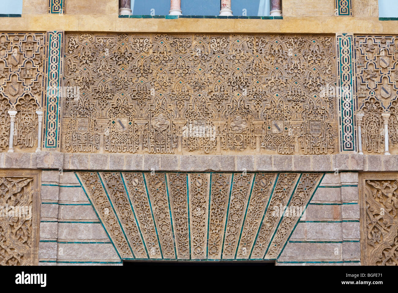 Dettaglio della decorazione, entrata principale, Alcazar, Siviglia, in Andalusia, Spagna Foto Stock