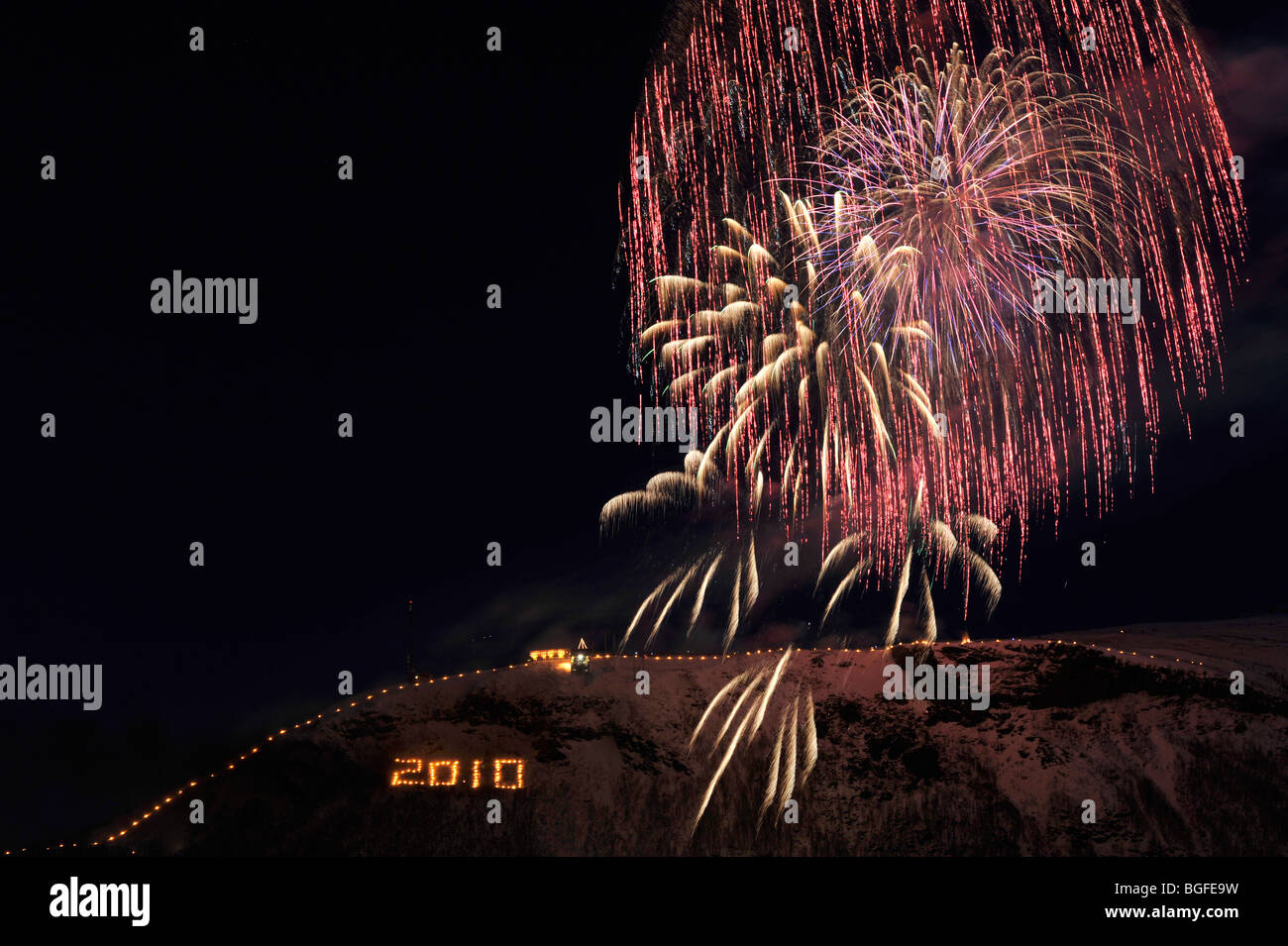 Fuochi d'artificio da una montagna che si affaccia sulla città Tromso in Norvegia settentrionale per la vigilia di capodanno Foto Stock