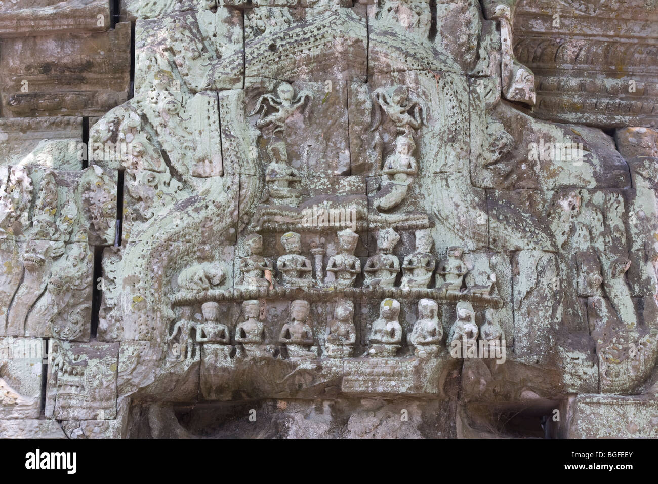 Il bassorilievo di figure pregando in Ta Prohm, Angkor Cambogia Foto Stock