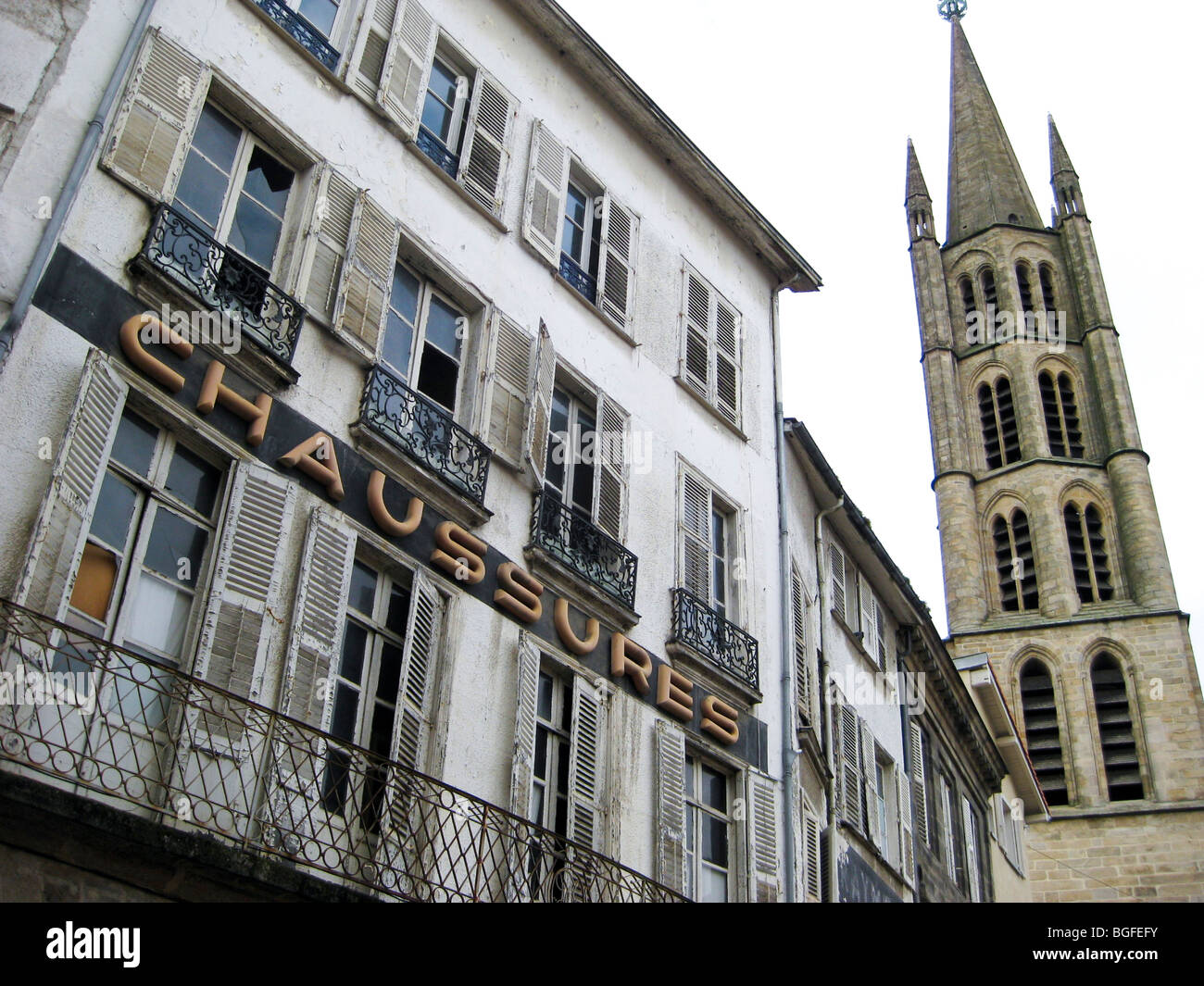 Centro di Limoges città vecchia negozio di scarpe edificio fatiscente Foto Stock