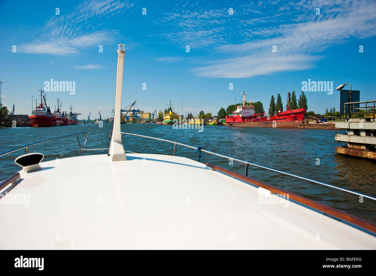 Yacht Charter avvicinando il porto di Danzica il Martwa Wisla, Pomerania, Polonia | Yacht vor dem Hafen von Danzig, Polen Foto Stock