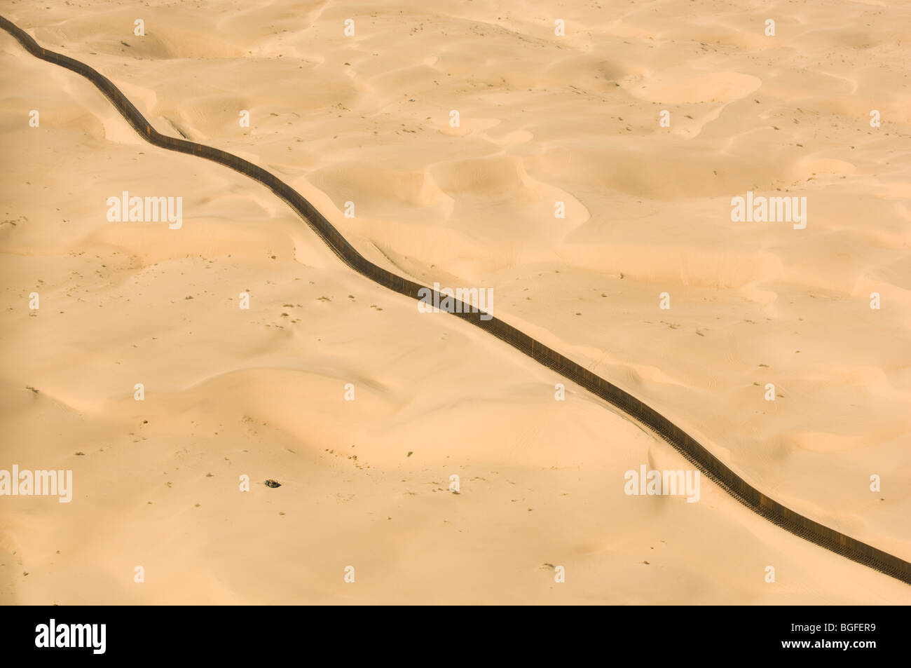 US-Messico recinzione di confine, Dune imperiale, vicino a Yuma Arizona, ANTENNA Foto Stock