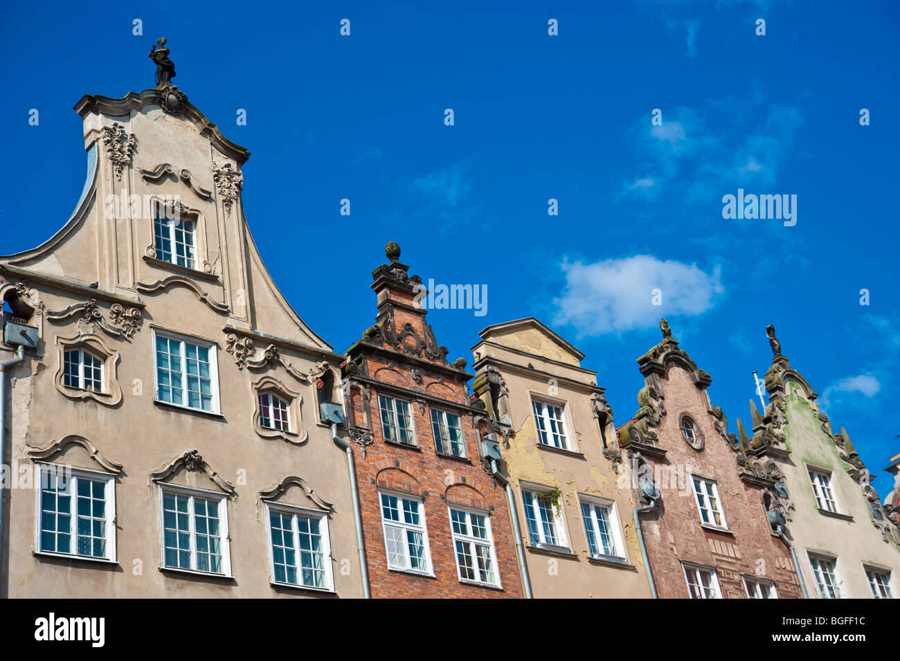 Facciate e le facciate delle case mercantili alla storica città vecchia di Danzica, Polonia | Giebel, Fassaden von historischen Häusern, Danzica Foto Stock