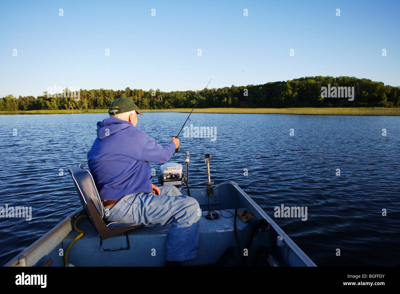Senior anziani condito guida di pesca casting combattimenti combattendo il pesce luccio del nord Foto Stock
