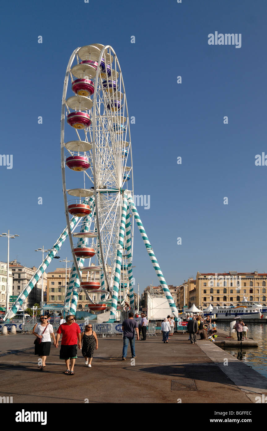 Ruota panoramica Ferris & turisti sul Quai des Belges, Porto Vecchio, Vieux Port, Porto o Porto, Marsiglia o Marsiglia Provenza, Francia Foto Stock