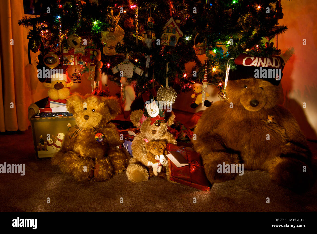 Illumina di albero di Natale decorato farcite orsetti presenta Foto Stock