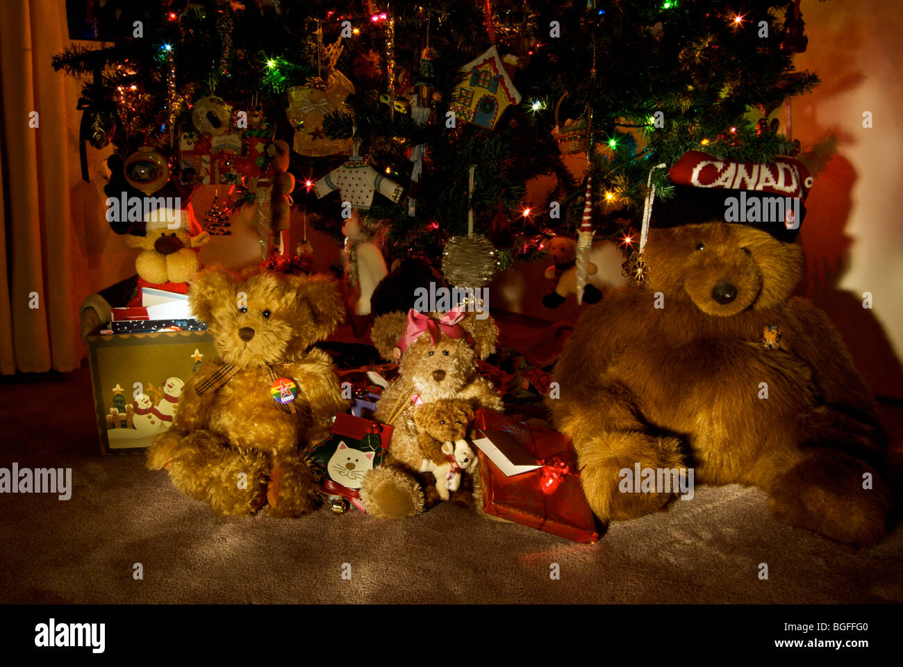 Illumina di albero di Natale decorato farcite orsetti presenta Foto Stock