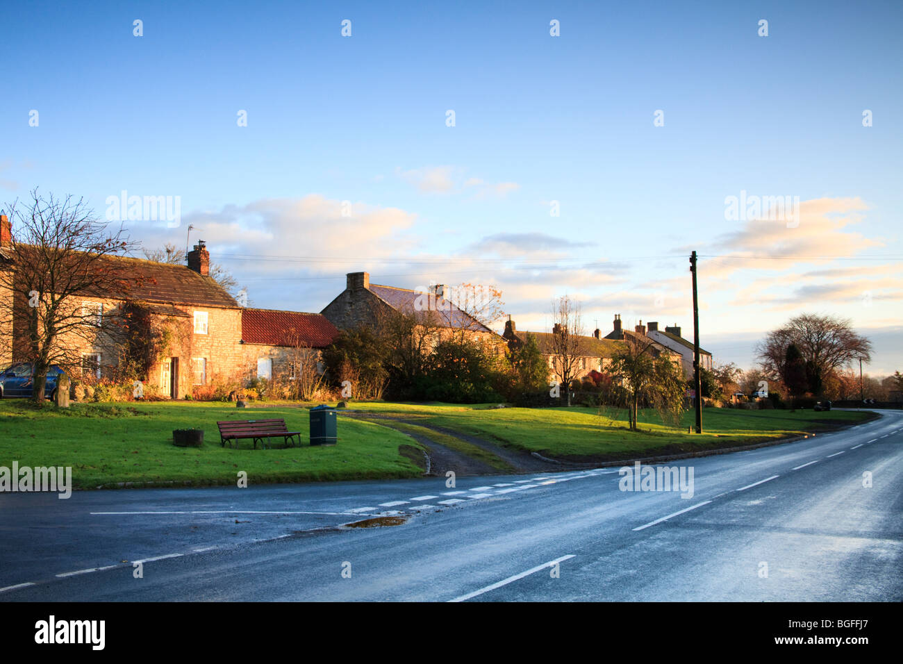 La mattina presto street scene in Bellerby, Yorkshire Dales. Foto Stock