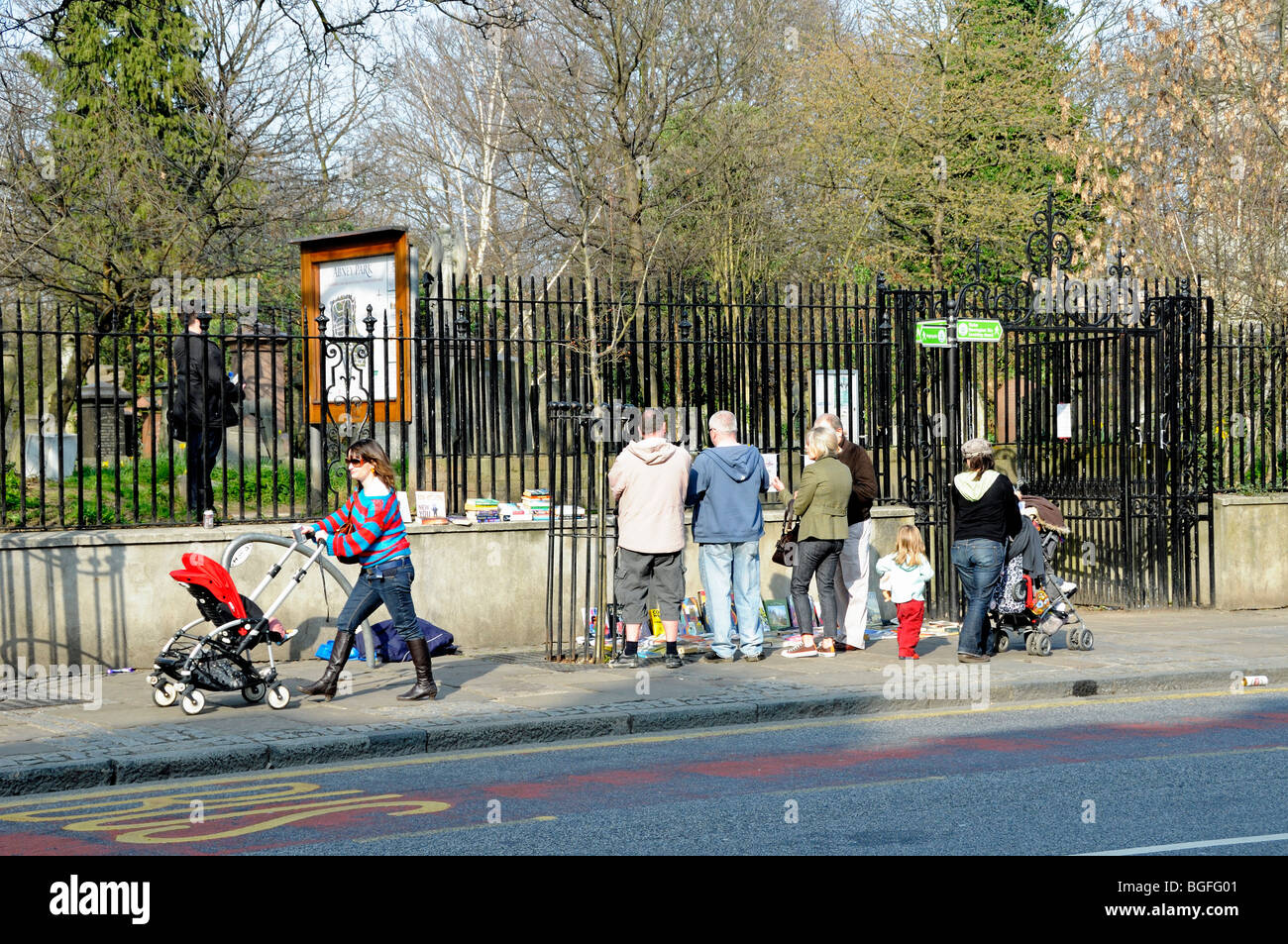 Strada trafficata scena Stoke Newington Church Street a Londra England Regno Unito Foto Stock