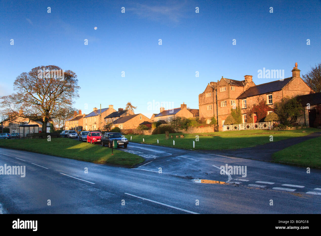 La mattina presto street scene in Bellerby mostra strade vuote. Foto Stock