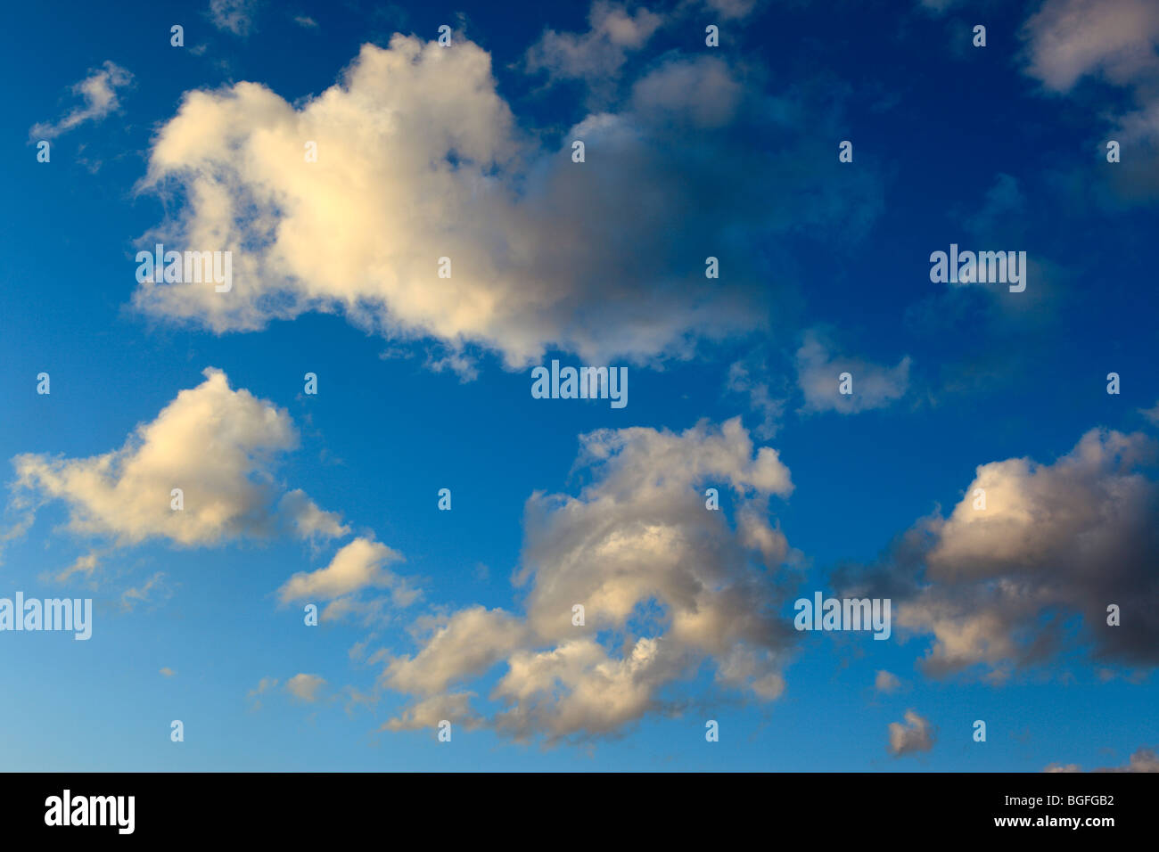 Cielo blu con nuvole Foto Stock