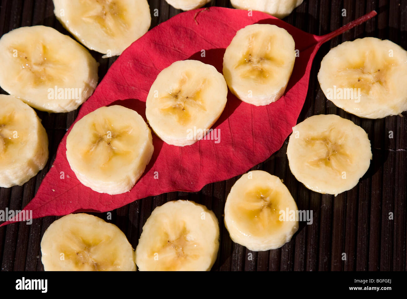 Banane su foglia rossa. Foto di Nikki Attree Foto Stock